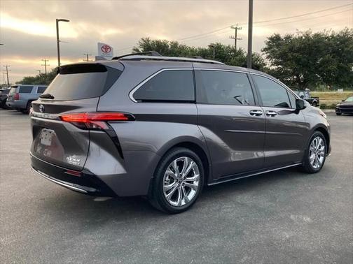 2024 Toyota Sienna Platinum 7 Passenger