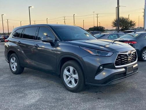 2022 Toyota Highlander LE