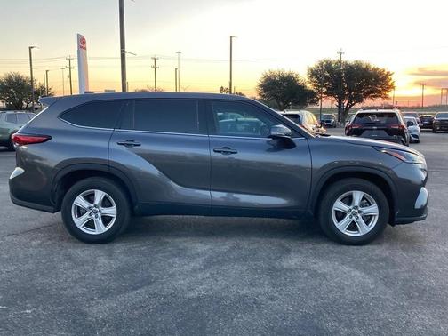 2022 Toyota Highlander LE
