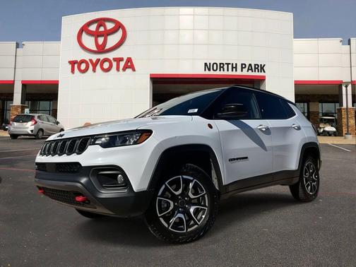 Bright White Clearcoat 2025 Jeep Compass Trailhawk