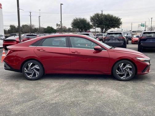 2025 Hyundai ELANTRA SEL