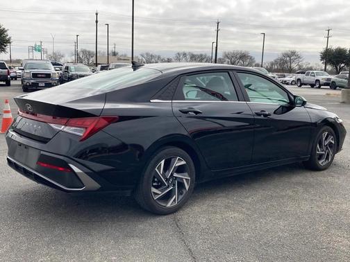 2025 Hyundai ELANTRA SEL