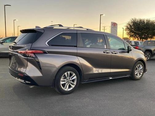 2022 Toyota Sienna Limited