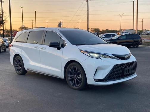 2022 Toyota Sienna XSE 7 Passenger