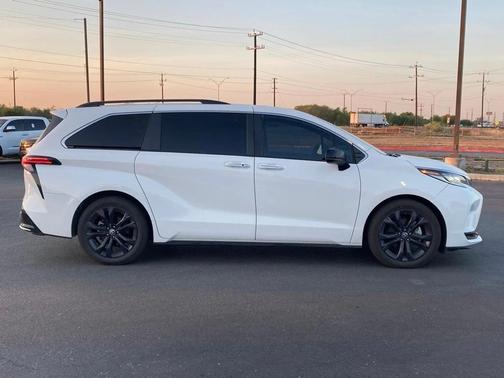 2022 Toyota Sienna XSE 7 Passenger