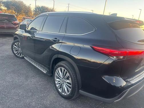 2022 Toyota Highlander Platinum