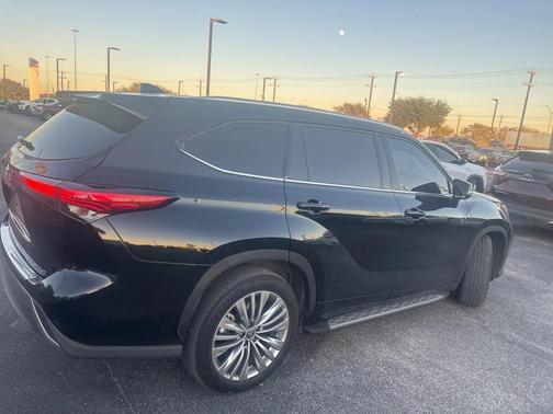 2022 Toyota Highlander Platinum