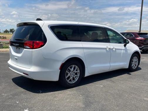 2022 Chrysler Voyager LX