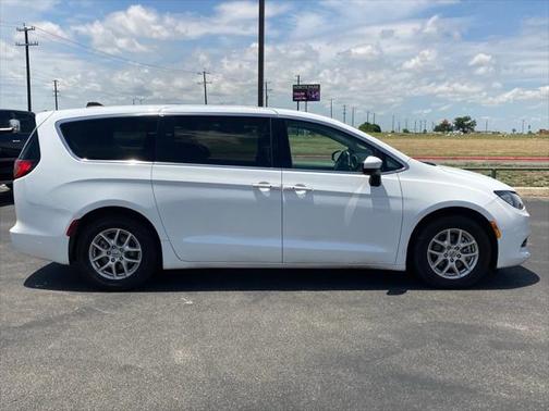 2022 Chrysler Voyager LX