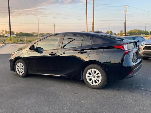 2022 Toyota Prius LE