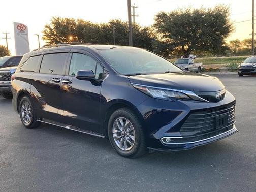 2022 Toyota Sienna XLE 7 Passenger