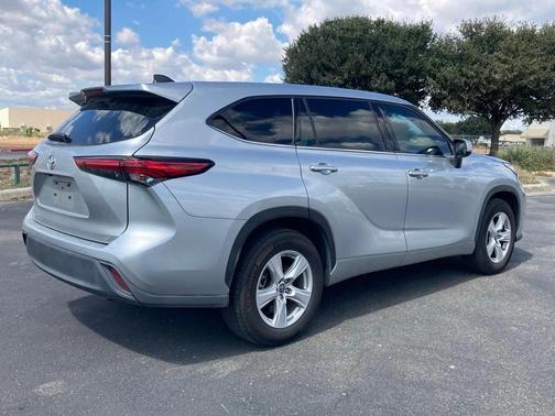2022 Toyota Highlander LE