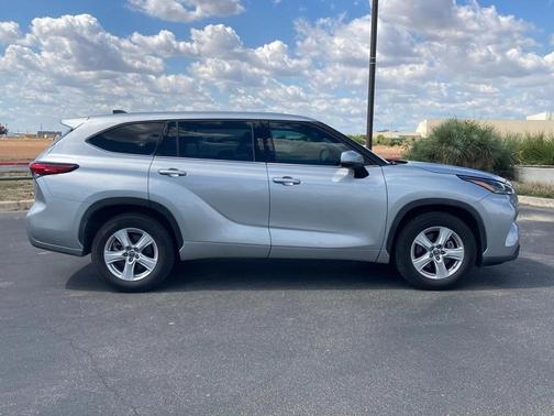 2022 Toyota Highlander LE