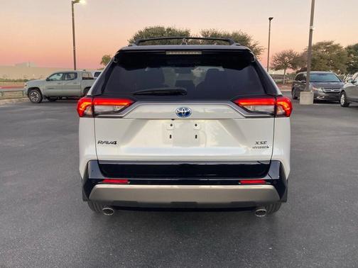 2024 Toyota RAV4 Hybrid SE