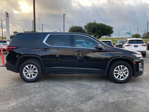 Mosaic Black Metallic 2022 Chevrolet Traverse LS