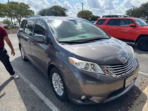 2017 Toyota Sienna XLE