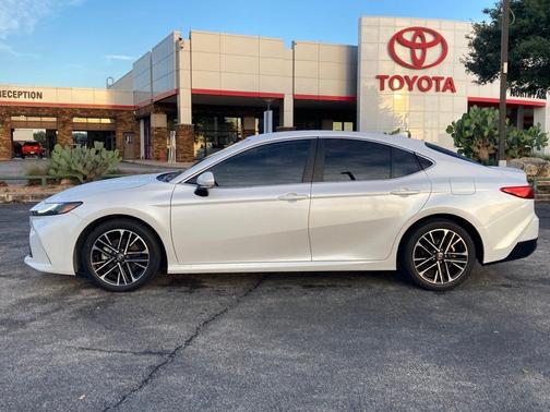 Wind Chill Pearl 2025 Toyota Camry XLE