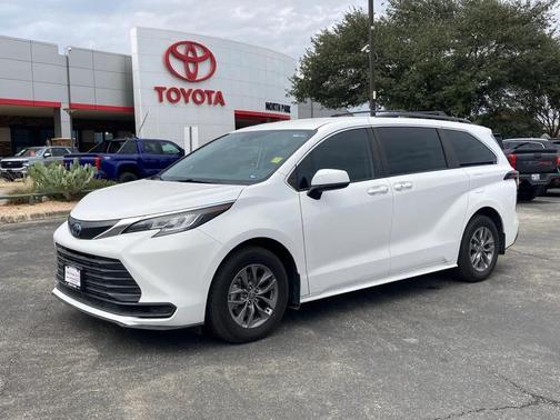 2023 Toyota Sienna LE