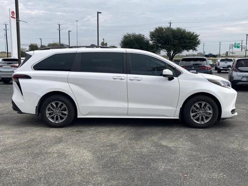 2023 Toyota Sienna LE