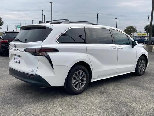 2023 Toyota Sienna LE