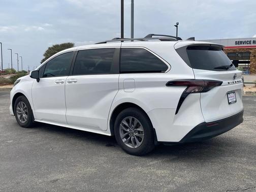 2023 Toyota Sienna LE