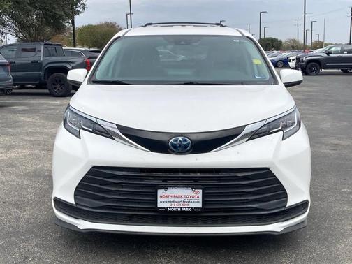 2023 Toyota Sienna LE