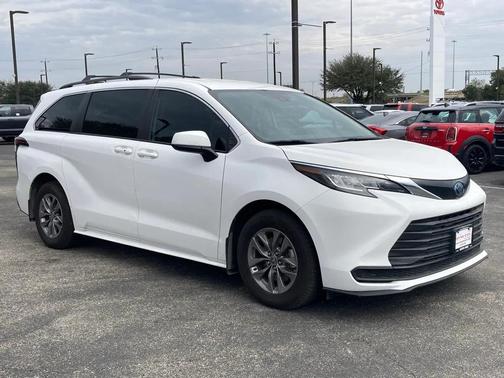 2023 Toyota Sienna LE