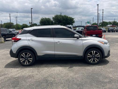 Brilliant Silver Metallic 2019 Nissan Kicks SV