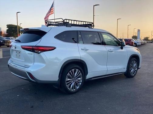 2022 Toyota Highlander Hybrid Platinum