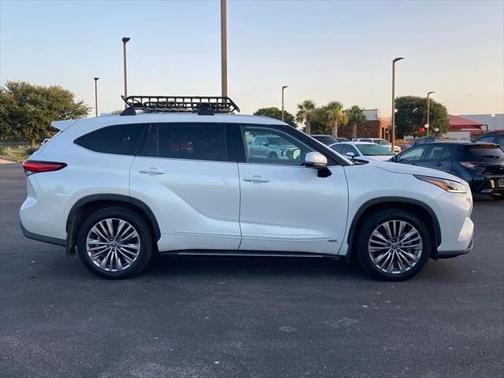 2022 Toyota Highlander Hybrid Platinum