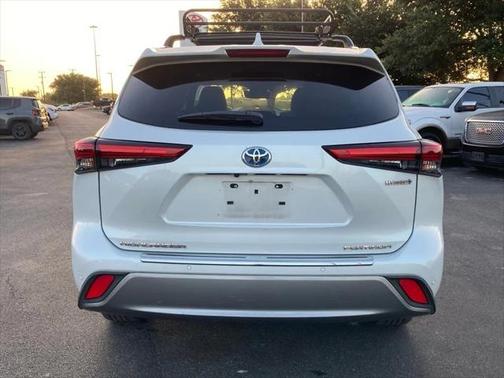 2022 Toyota Highlander Hybrid Platinum