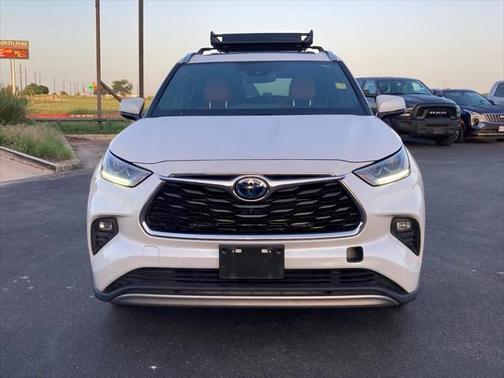 2022 Toyota Highlander Hybrid Platinum