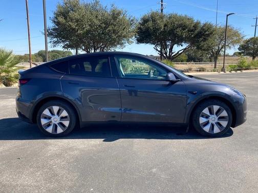 2024 Tesla Model Y Long Range Dual Motor All-Wheel Drive