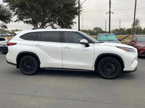 2021 Toyota Highlander Hybrid Platinum