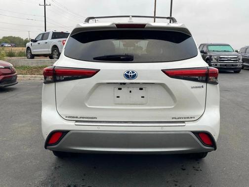 2021 Toyota Highlander Hybrid Platinum