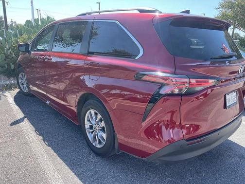2021 Toyota Sienna XLE 8 Passenger
