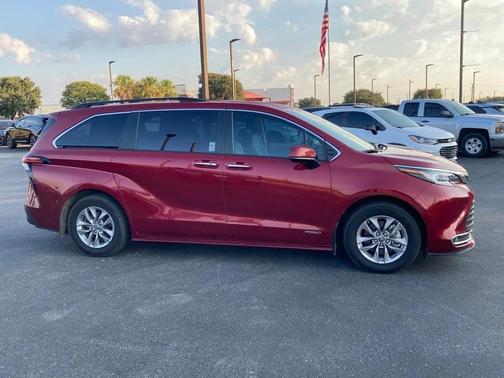 2021 Toyota Sienna XLE 8 Passenger