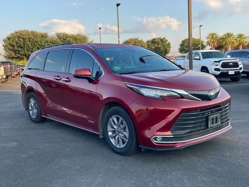 2021 Toyota Sienna XLE 8 Passenger