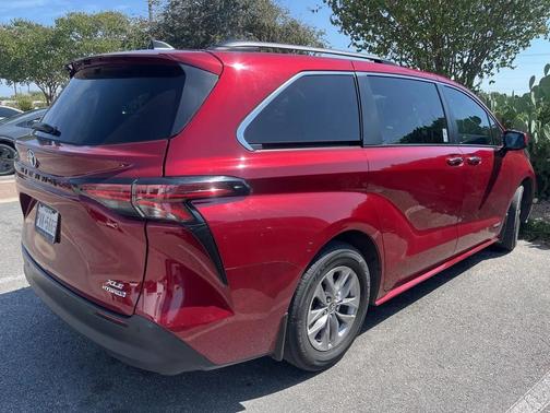 2021 Toyota Sienna XLE 8 Passenger