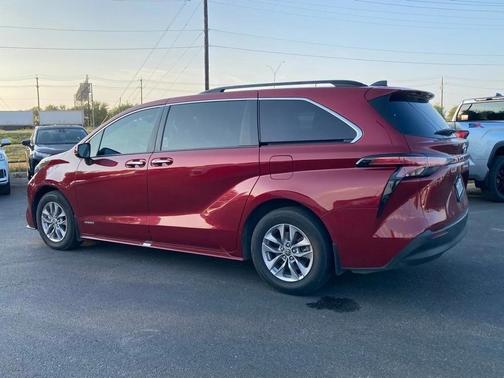 2021 Toyota Sienna XLE 8 Passenger