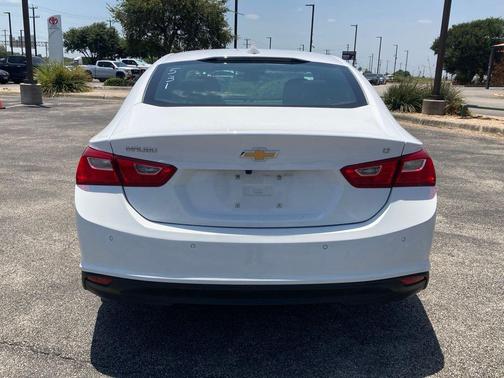 Summit White 2024 Chevrolet Malibu FWD 1LT
