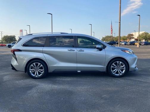 2021 Toyota Sienna Platinum 7 Passenger