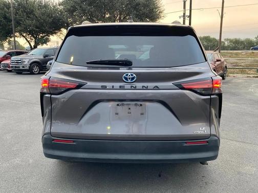 2021 Toyota Sienna LE