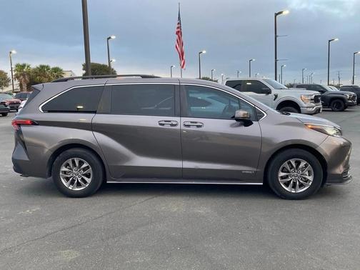 2021 Toyota Sienna LE