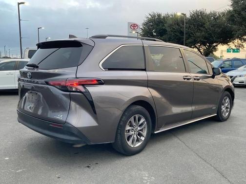 2021 Toyota Sienna LE
