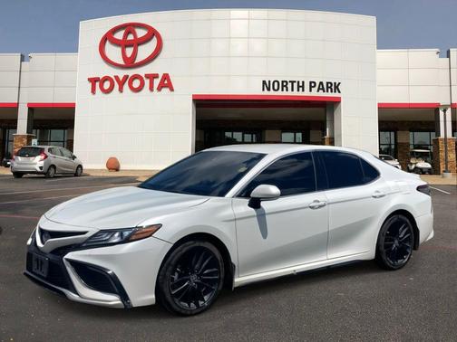 Wind Chill Pearl/Midnight Black Metallic 2023 Toyota Camry XSE