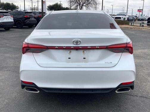 2022 Toyota Avalon XLE