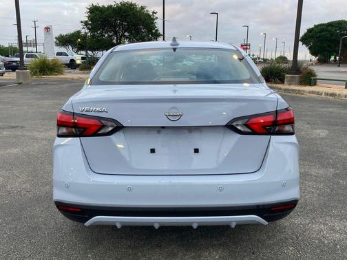 Pearl 2025 Nissan Versa 1.6 SV