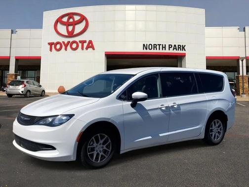 2023 Chrysler Voyager LX