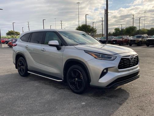 Celestial Silver Metallic 2021 Toyota Highlander LE